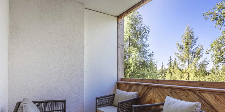 K apartmánu patrí terasa s čiastočným výhľadom na hory a do zelene.