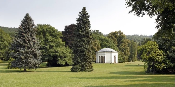 Klasicistní zámek je obklopený přírodně krajinářským parkem o rozloze 21,5 hektaru.