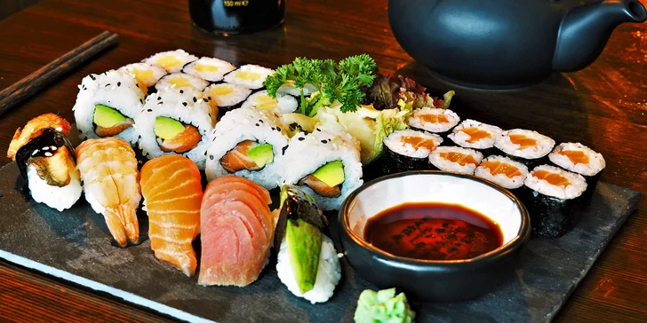 Sushi hody: 22 i 25 kousků rolek s avokádem i lososem v centru Brna