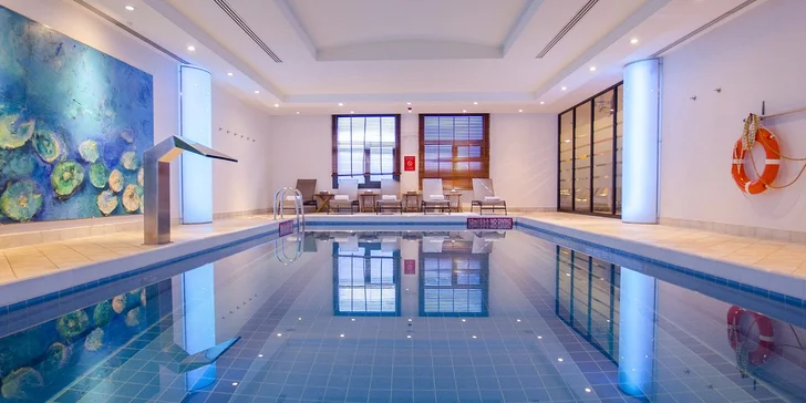 Ve wellness je bazén a sauna. 