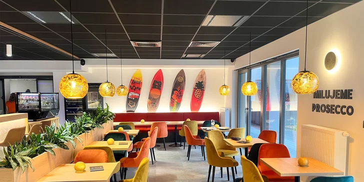 Atmosféru v Rituál coffee & bar & poke podtrhují surfařská prkna na stěně. 