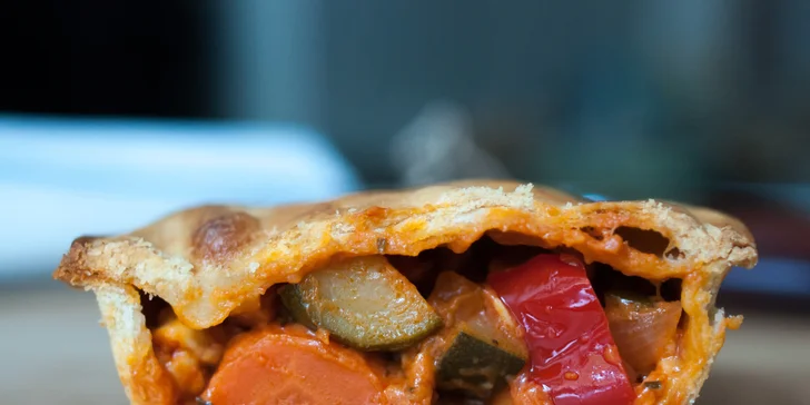 Čerstvě upečené slané koláče podle australského receptu: s hovězím, kuřecím i vegetariánské