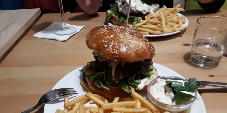 Burger s domácí bulkou a hovězím masem z farmy, hranolky a tatarka pro 1 nebo 2 osoby
