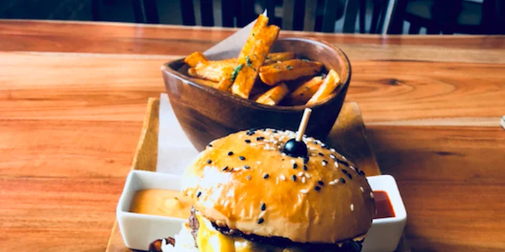 Past na pořádný hlad: 2x hovězí XXL burger s přílohou a čokoládový fondant