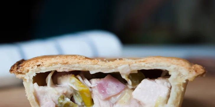 Čerstvě upečené slané koláče podle australského receptu: s hovězím, kuřecím i vegetariánské