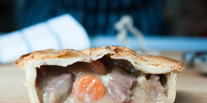 Čerstvě upečené slané koláče podle australského receptu: s hovězím, kuřecím i vegetariánské