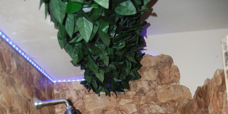 Odpočiňte si na chvíli: Romantické lenošení ve vířivce pro 2 osoby