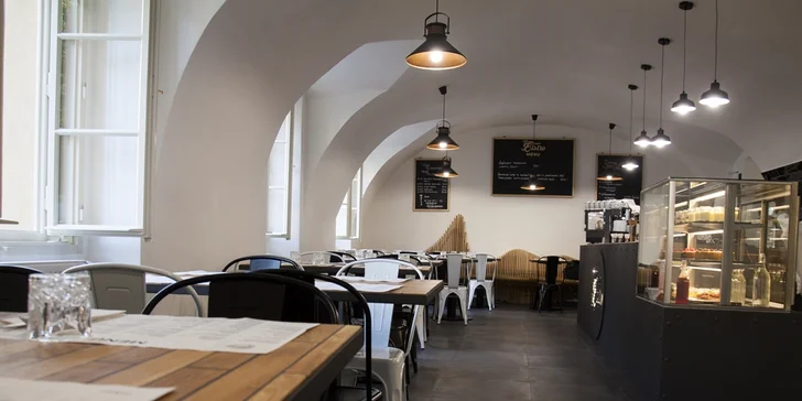 Burger menu na Malé Straně: hovězí, s trhaným vepřovým i pro vegetariány