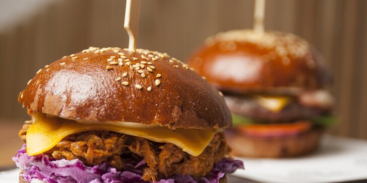 Burger menu na Malé Straně: hovězí, s trhaným vepřovým i pro vegetariány