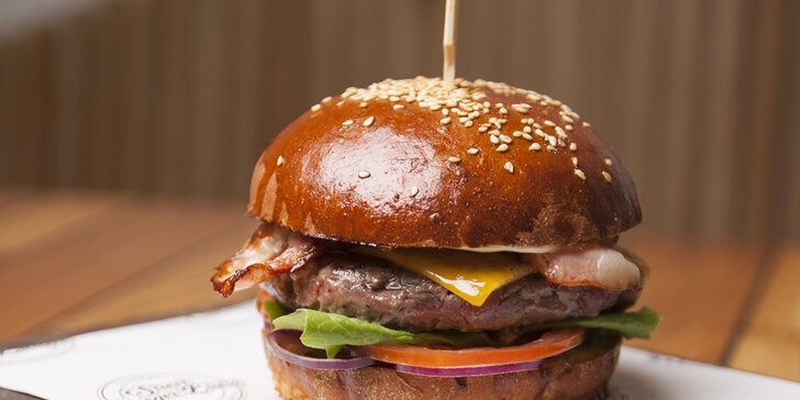 Burger menu na Malé Straně: hovězí, s trhaným vepřovým i pro vegetariány