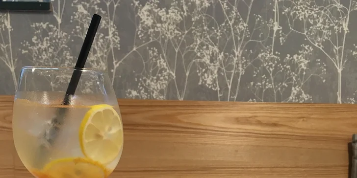Otevřený voucher ke konzumaci v Mohaji Café na cokoli z nabídky
