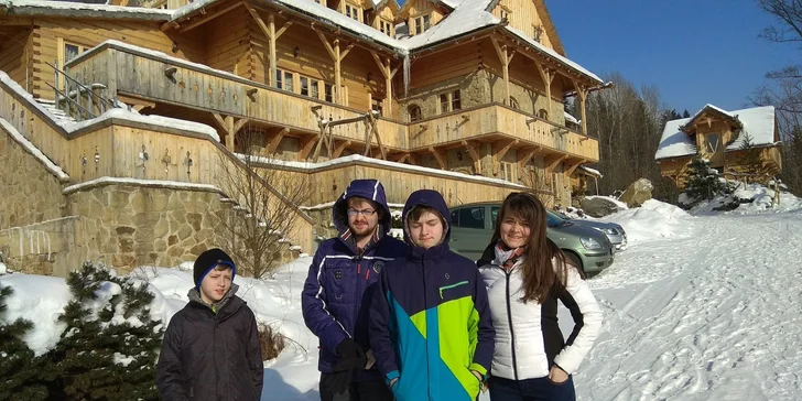 Zimní pobyt v penzionu Hlušec: polopenze, posezení u vína i vyjížďka na koni