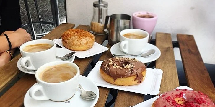 Otevřený voucher na cokoli z Just Donut v hodnotě 200 Kč: donuty i káva