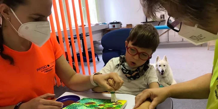 "Tobi veľa rehabilituje, cvičí, absolvuje mnohé terapie a je vidieť, že tá snaha má zmysel, pretože Tobiáško pomaličky napreduje," uvádza mama.