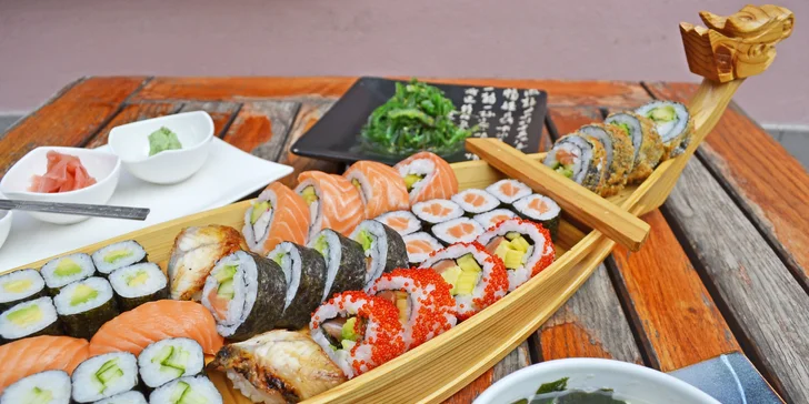 Největší set obsahuje i miso tofu polévku a wakame salát.