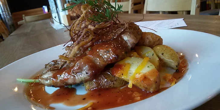 Šťavnatý steak s přílohou v oblíbeném Plauditu v Mnichově Hradišti