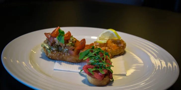 Večeře se vším všudy: menu podle výběru s kančím, rybou i krůtím pro 2 os.