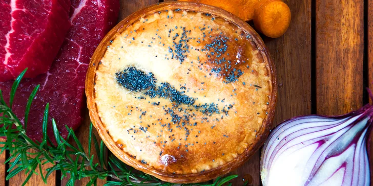 Čerstvě upečené slané koláče podle výběru: vege i masové, 2–10 kusů