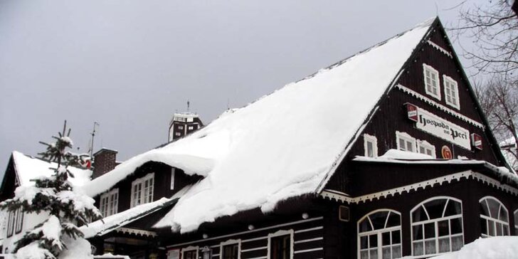 Zimní turistika v Krkonoších: ubytování se stravou v horské chalupě