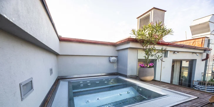 Luxusní relaxace: wellness, privátní jacuzzi a lahev prosecca na střeše hotelu