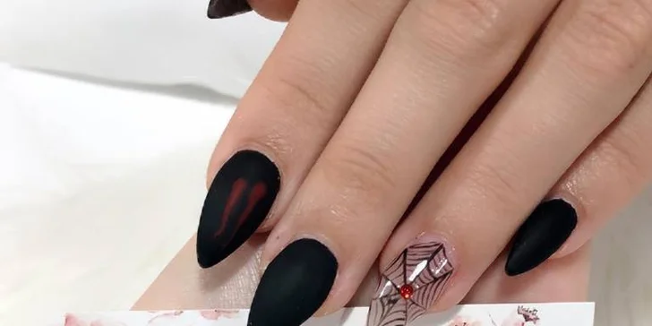 Modeláž nehtů nebo shellac včetně pedikúry v nově otevřeném salonu