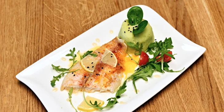 Degustační vyvážené menu pro 2 osoby: hovězí se zelím i kuře a skvělé dorty