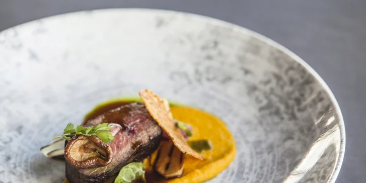 Luxusní 5chodové menu na Žižkovské věži: lanýž, losos, jelení hřbet i koktejl