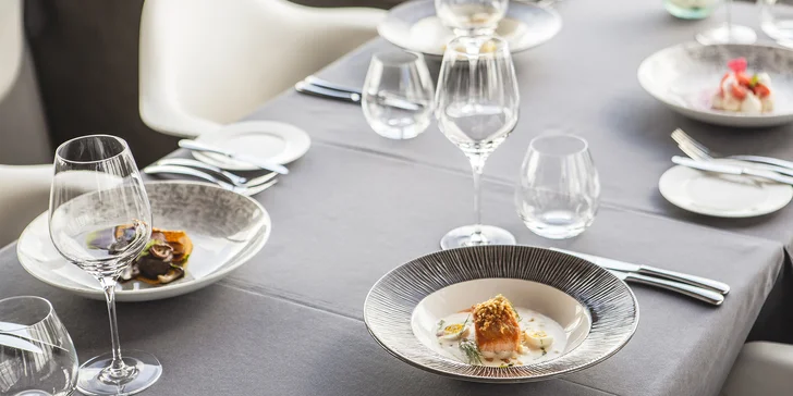Luxusní 5chodové menu na Žižkovské věži: lanýž, losos, jelení hřbet i koktejl