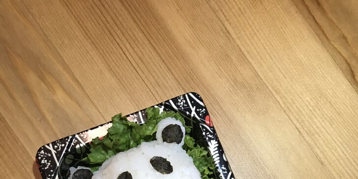 Pro malé milovníky Japonska: sushi ve tvaru pandy s rýží, okurkou a omeletou