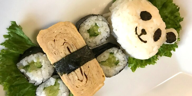 Pro malé milovníky Japonska: sushi ve tvaru pandy s rýží, okurkou a omeletou