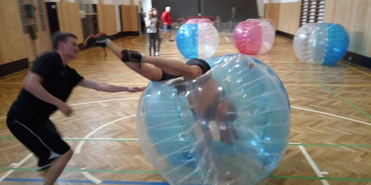 Sport a sranda: "fotbalový" Bubbleball v tělocvičně i s rozhodčím pro 6 osob