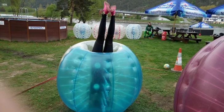 Sport a sranda: "fotbalový" Bubbleball v tělocvičně i s rozhodčím pro 6 osob
