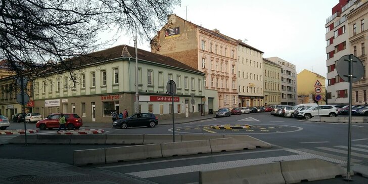 Odpočinek v centru Brna: masáž horních a dolních končetin nebo masáž zad a šíje vč. baňkování