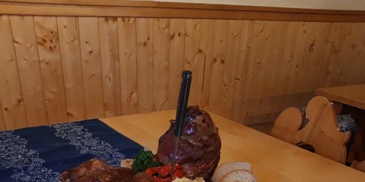 Valašská bašta pro 2 osoby: kyselice, koleno na pivu a borůvkový knedlík