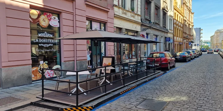 A to není vše! K donutu dostanete také kávu podle výběru: cappuccino, caffè latte nebo flat white.