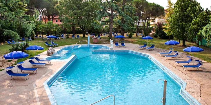 Ubytujete se v hotelu Abano, který je obklopený velkým parkem a má i venkovní bazén.