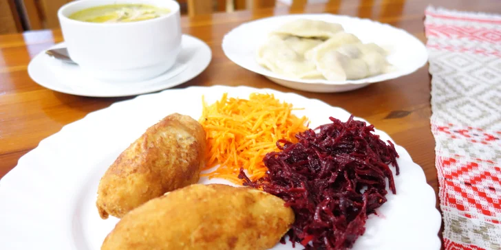 Speciální ukrajinské menu pro dva: polévka, hlavní chod, salát i dezert