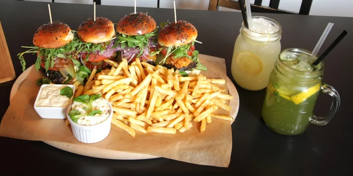 Jídlo jak se patří: menu se 4 miniburgery, hranolky, salátem a domácí limonádou pro dva