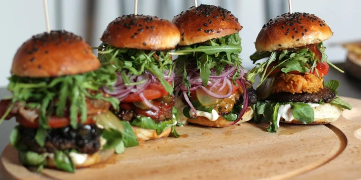 Jídlo jak se patří: menu se 4 miniburgery, hranolky, salátem a domácí limonádou pro dva