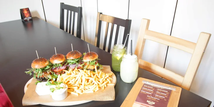 Jídlo jak se patří: menu se 4 miniburgery, hranolky, salátem a domácí limonádou pro dva