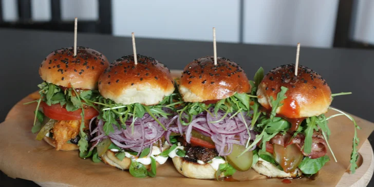Jídlo jak se patří: menu se 4 miniburgery, hranolky, salátem a domácí limonádou pro dva