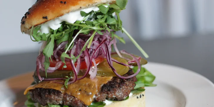 Jídlo jak se patří: menu se 4 miniburgery, hranolky, salátem a domácí limonádou pro dva
