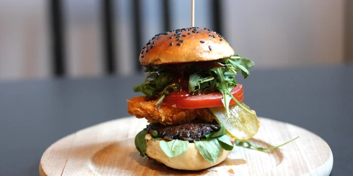 Jídlo jak se patří: menu se 4 miniburgery, hranolky, salátem a domácí limonádou pro dva
