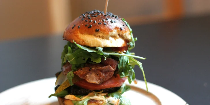 Jídlo jak se patří: menu se 4 miniburgery, hranolky, salátem a domácí limonádou pro dva