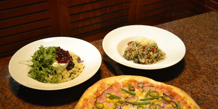 Výběr z jídelního lístku pizzerie: těstoviny, rizoto i pizza pro 1 nebo pro 2