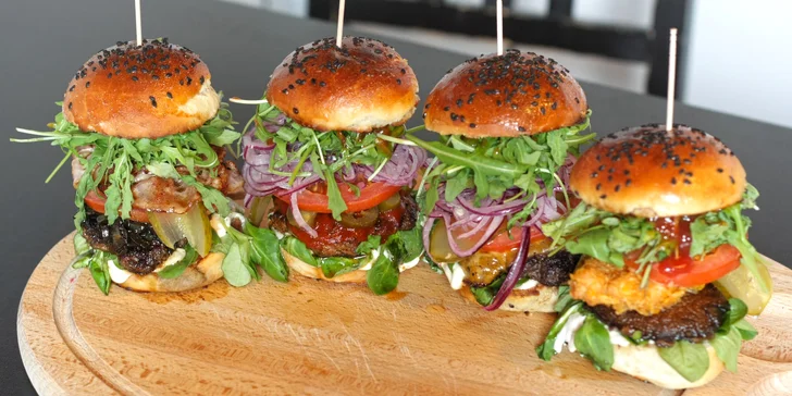 Jídlo jak se patří: menu se 4 miniburgery, hranolky, salátem a domácí limonádou pro dva