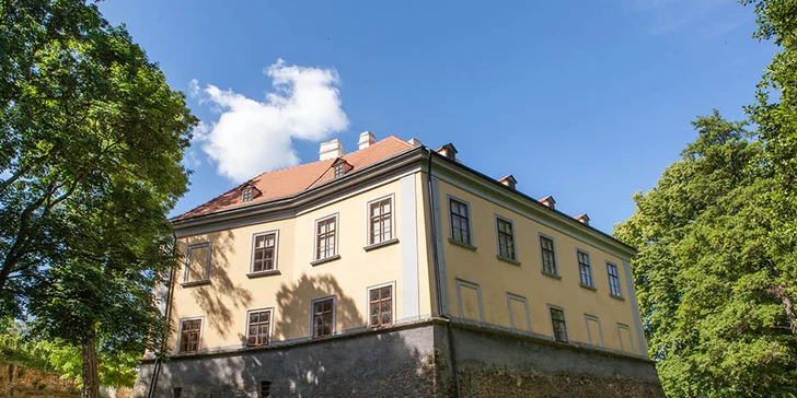 4* hotel v zámeckém areálu za Prahou: luxusní romantické pokoje a snídaně