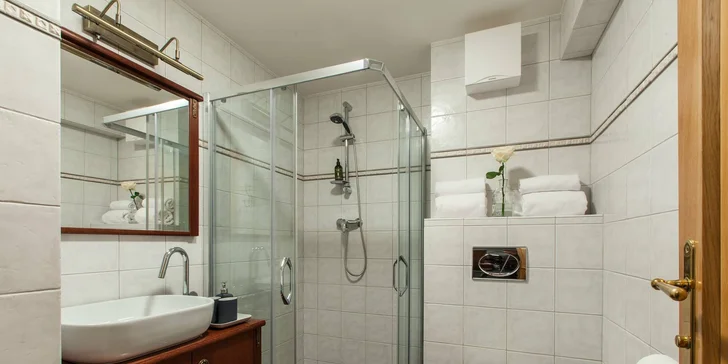 4* hotel v zámeckém areálu za Prahou: luxusní romantické pokoje a snídaně