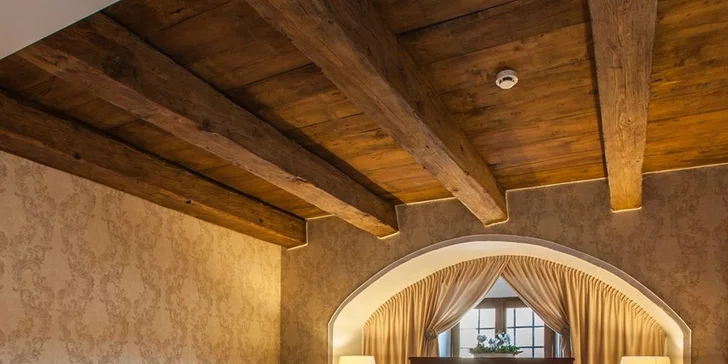 4* hotel v zámeckém areálu za Prahou: luxusní romantické pokoje a snídaně