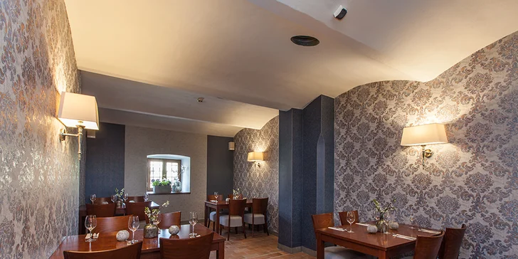 4* hotel v zámeckém areálu za Prahou: luxusní romantické pokoje a snídaně